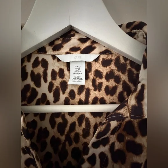 H&M Leopard 🐆 button down silk style blouse - XS - Picture 3 of 4